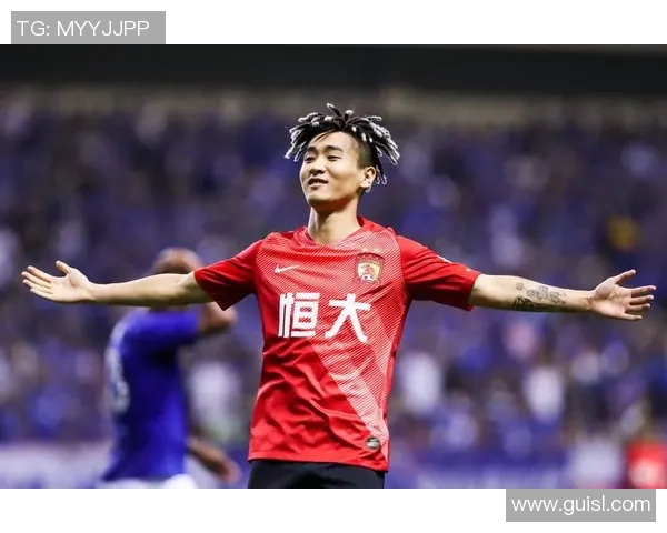 足球明星加盟中国联赛引发热潮球迷期待新赛季精彩表现 足球明星加盟中国联赛引发热潮球迷期待新赛季精彩表现