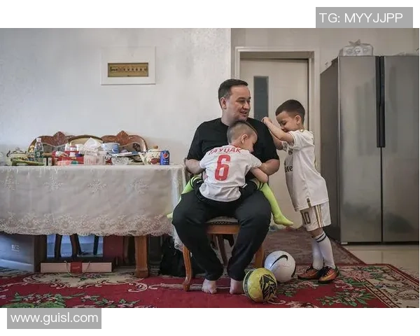 足球明星亲脸事件揭秘背后的故事与影响分析 足球明星亲脸事件揭秘背后的故事与影响分析